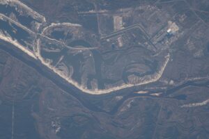 Usina nuclear de Chernobyl e o rio Pripyat vistos da Estação Espacial Internacional