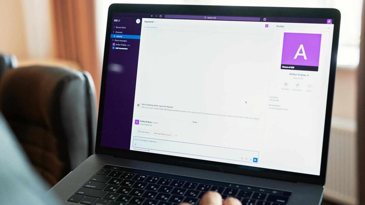 Janela do navegador Chrome aberta em uma tela de laptop mostrando a barra de endereços