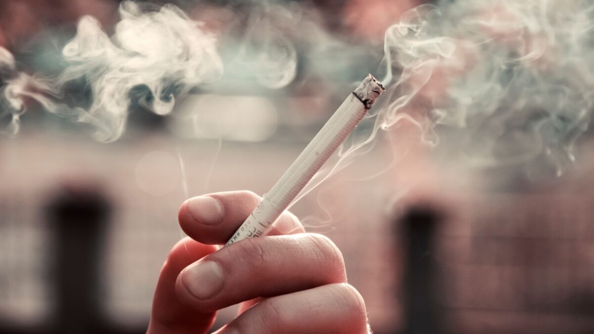 Muitas pessoas acham que o cigarro eletrônico é melhor que cigarro convencional. Essa pesquisa mostra que essa ideia precisa ser urgentemente alterada.