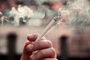 Muitas pessoas acham que o cigarro eletrônico é melhor que cigarro convencional. Essa pesquisa mostra que essa ideia precisa ser urgentemente alterada.