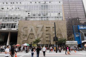 Calçada irregular em periferia de São Paulo ilustra desigualdade ambiente atividade física.