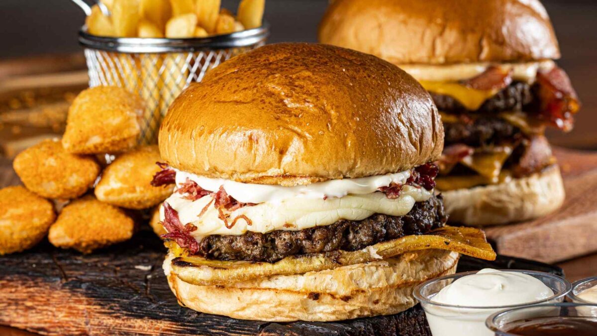 Hambúrguer criado por IA generativa com aparência suculenta, destacando ingredientes sustentáveis como cogumelo e feijão, mais nutritivos que o Big Mac.