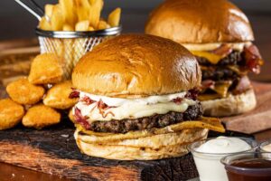 Hambúrguer criado por IA generativa com aparência suculenta, destacando ingredientes sustentáveis como cogumelo e feijão, mais nutritivos que o Big Mac.