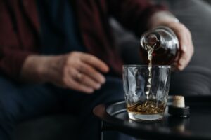 Ilustração sobre álcool e câncer de pâncreas, destacando a ligação reforçada por estudo com o tumor mortal.