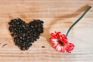 Grãos de café ajustados de forma a representar um coração para simbolizar a relação entre café e efeito cardiovascular.