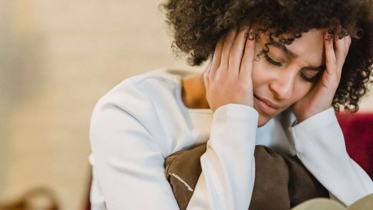 Cérebro humano e símbolos de metabolismo representando a ligação genética entre depressão atípica e obesidade.