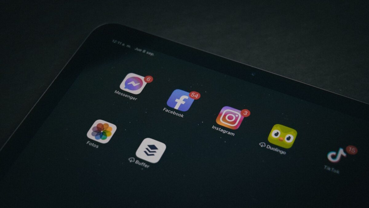 Celular com feed do Facebook e Instagram mostrando desinformação; estudo indica que reduzir esse conteúdo não alterou crenças políticas.