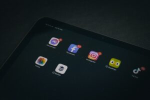 Celular com feed do Facebook e Instagram mostrando desinformação; estudo indica que reduzir esse conteúdo não alterou crenças políticas.