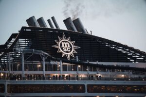 Fumaça de navio de cruzeiro: poluição de cruzeiros saúde em destaque, partículas ultrafinas invisíveis que inflamam os pulmões.