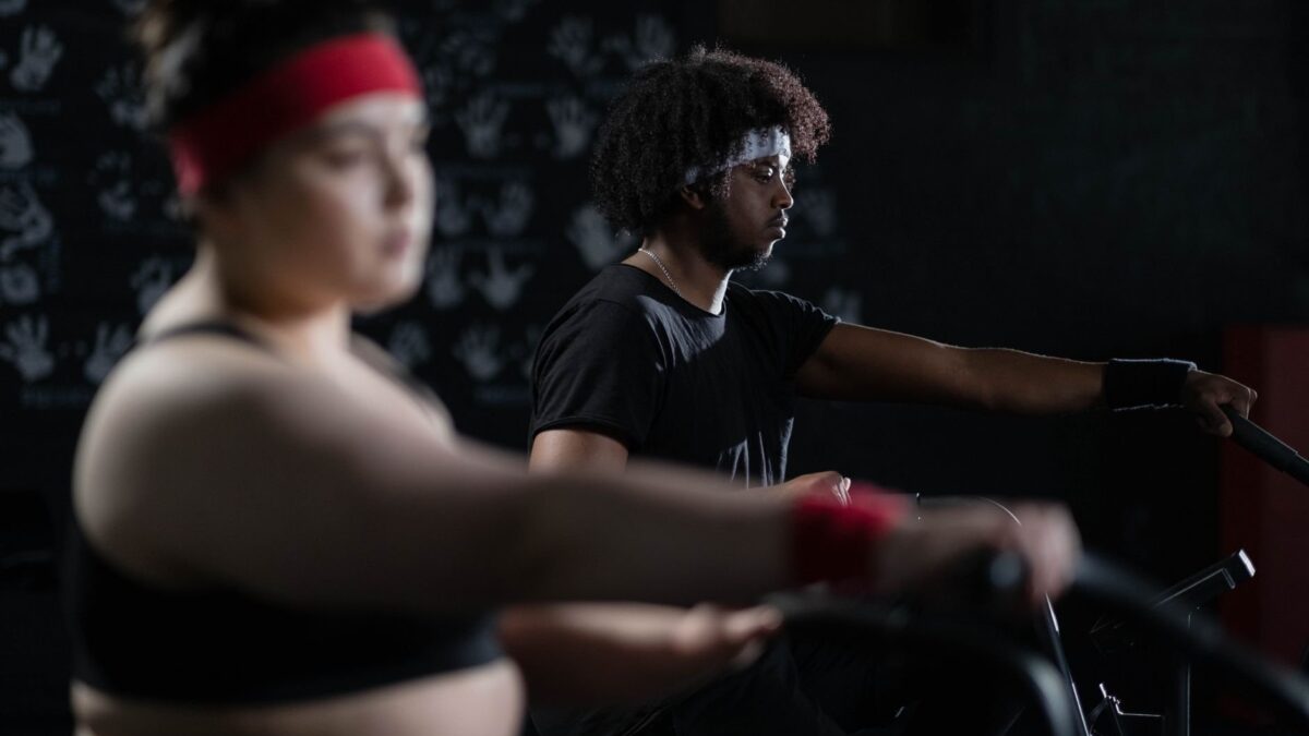 Pessoa fazendo exercício físico para tratar síndrome metabólica, mostrando o melhor treino combinado com aeróbico e musculação