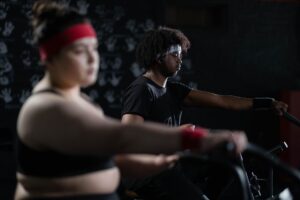 Pessoa fazendo exercício físico para tratar síndrome metabólica, mostrando o melhor treino combinado com aeróbico e musculação