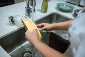 Imagem de esponja de cozinha com bactérias .
