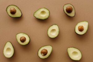 Abacate reduz colesterol ruim: fruta fatiada sobre a mesa, representando alimentação saudável para o coração.