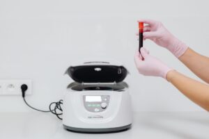 Máquina de aférese terapêutica usada para filtrar o sangue; técnica também reduz microplásticos e PFAS.