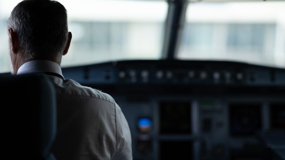 Câncer em pilotos e comissários é tema de estudo sobre exposição à radiação cósmica em voos comerciais.
