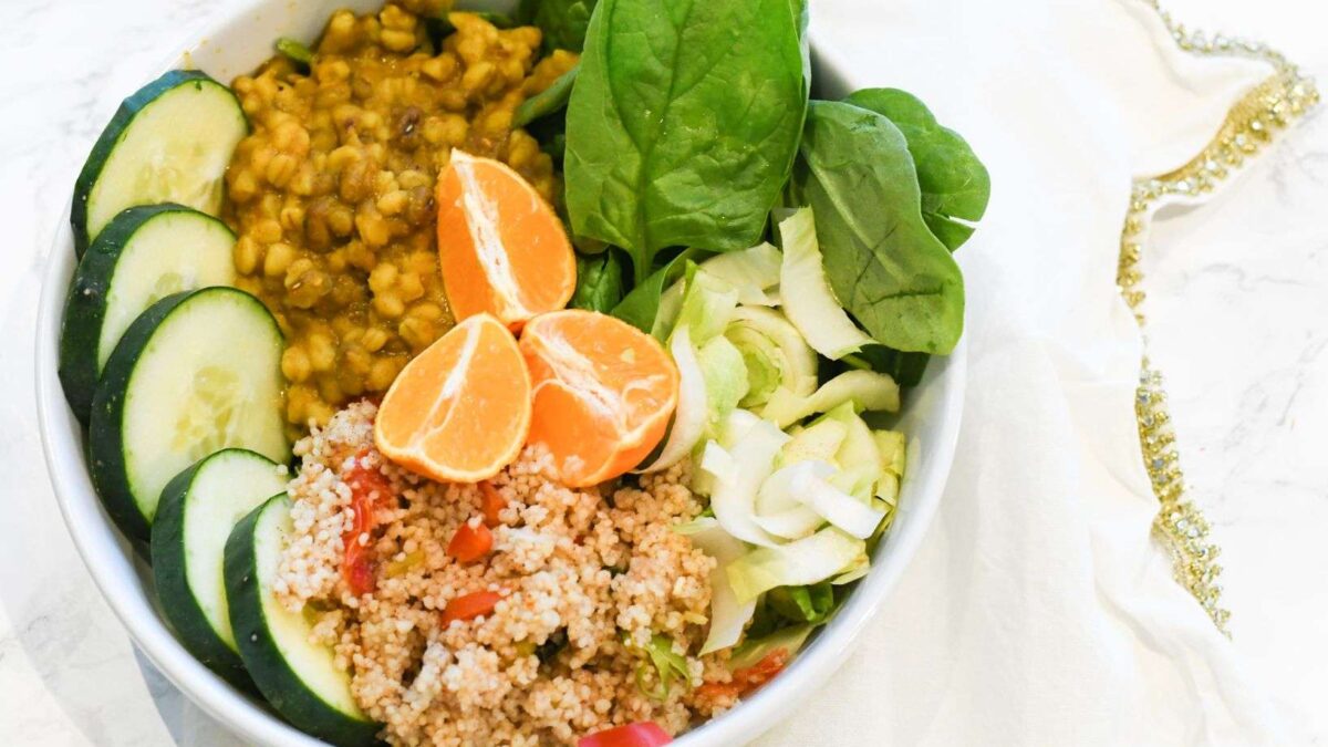 Dieta vegana emagrece: prato com legumes, verduras e grãos para reduzir a densidade energética das refeições.