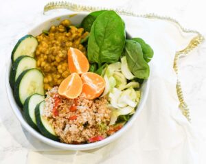 Dieta vegana emagrece: prato com legumes, verduras e grãos para reduzir a densidade energética das refeições.