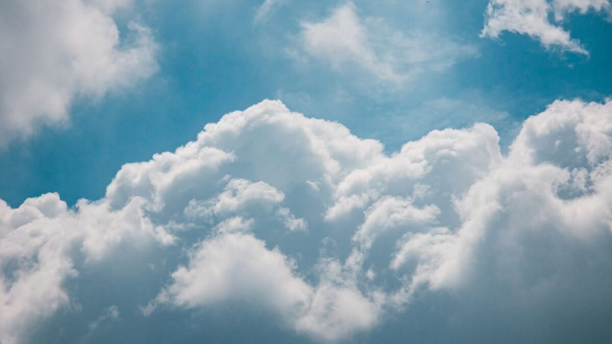 Nuvens cúmulos no céu: estudo sobre formação de chuva revela agrupamento de gotículas em nuvens quentes.