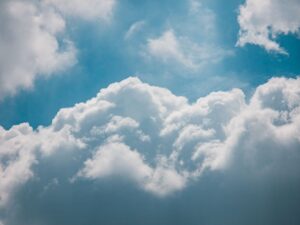 Nuvens cúmulos no céu: estudo sobre formação de chuva revela agrupamento de gotículas em nuvens quentes.