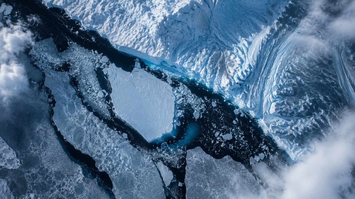 Vista da geleira Petermann, na Groenlândia, com o iceberg do tamanho de Manhattan recém-desprendido