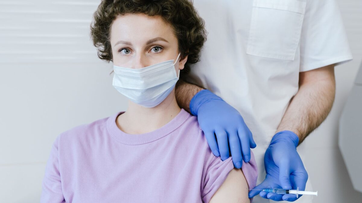 Idoso recebendo vacina contra herpes zoster; estudo relaciona herpes zoster e demência