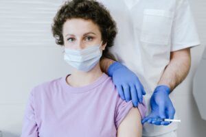 Idoso recebendo vacina contra herpes zoster; estudo relaciona herpes zoster e demência