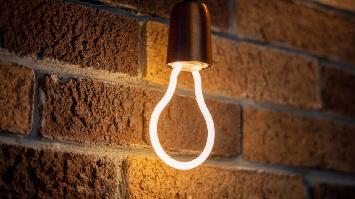LED âmbar em estação de trem atrai menos insetos noturnos, aponta estudo sobre iluminação artificial.