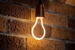 LED âmbar em estação de trem atrai menos insetos noturnos, aponta estudo sobre iluminação artificial.