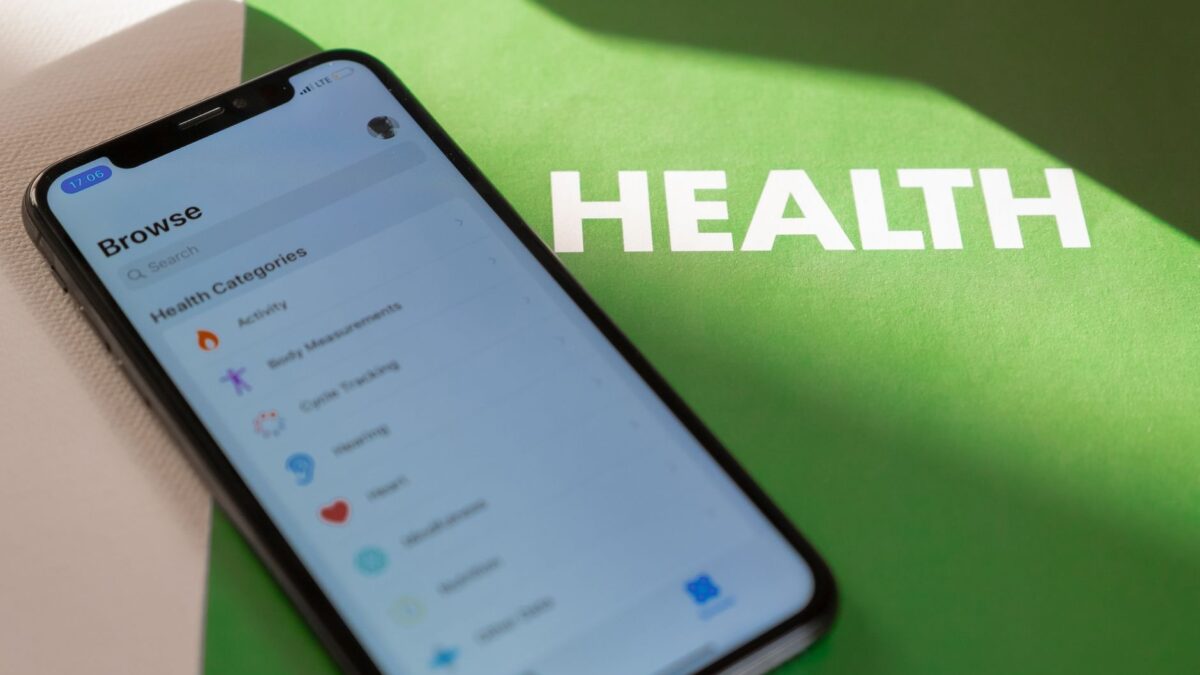 Ilustração sobre Medicina 4.0 mostra tecnologia digital ampliando o acesso à saúde e ao conhecimento científico.