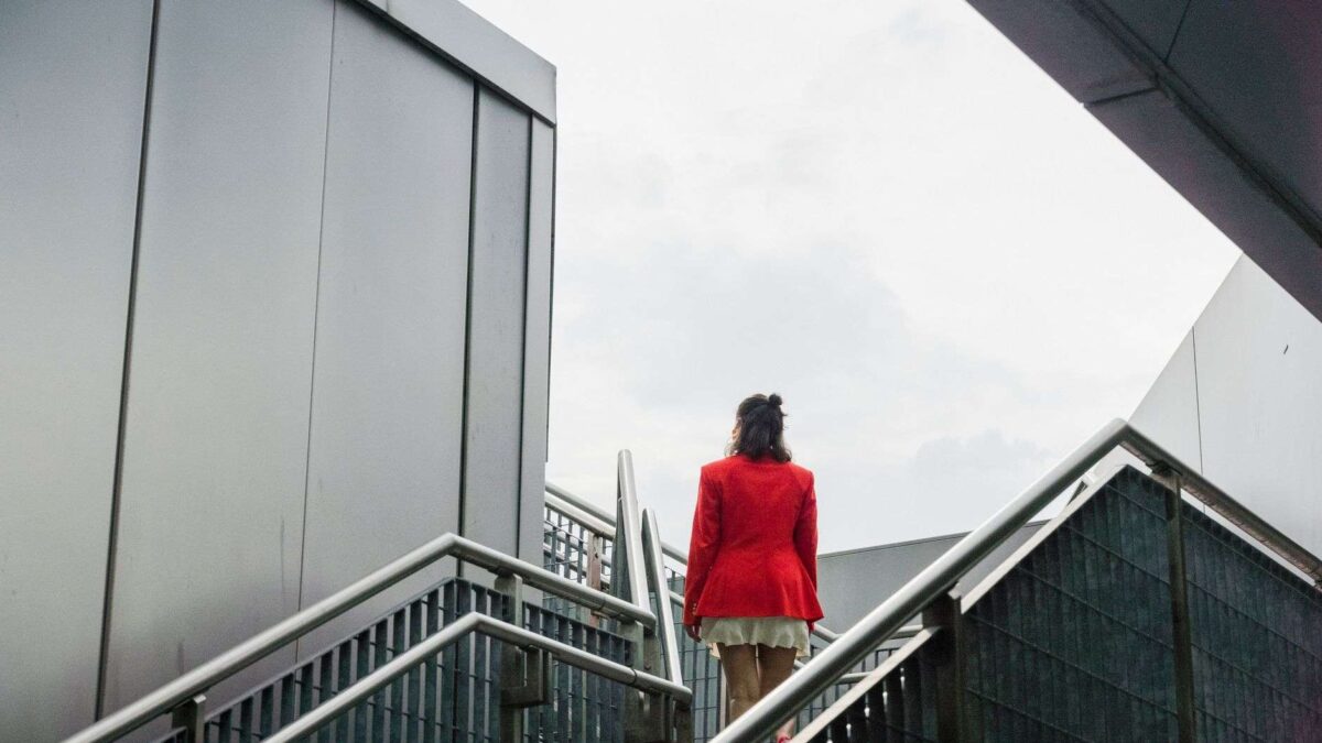 Pessoa subindo escadas ao ar livre, mostrando os benefícios de subir escadas para a saúde do coração