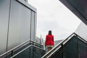 Pessoa subindo escadas ao ar livre, mostrando os benefícios de subir escadas para a saúde do coração