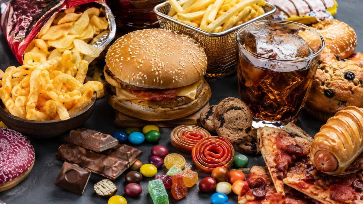 Imagem de alimentos ultraprocessados que podem aumentar o risco de câncer de próstata em até 34%.