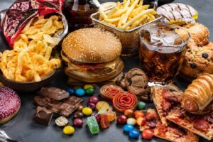 Imagem de alimentos ultraprocessados que podem aumentar o risco de câncer de próstata em até 34%.