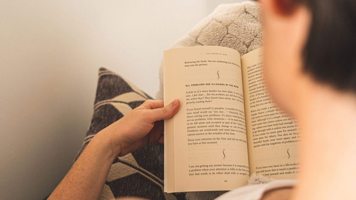 Pessoa lendo livro: os benefícios da leitura para o cérebro e a memória