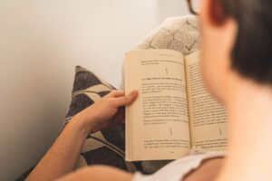 Pessoa lendo livro: os benefícios da leitura para o cérebro e a memória