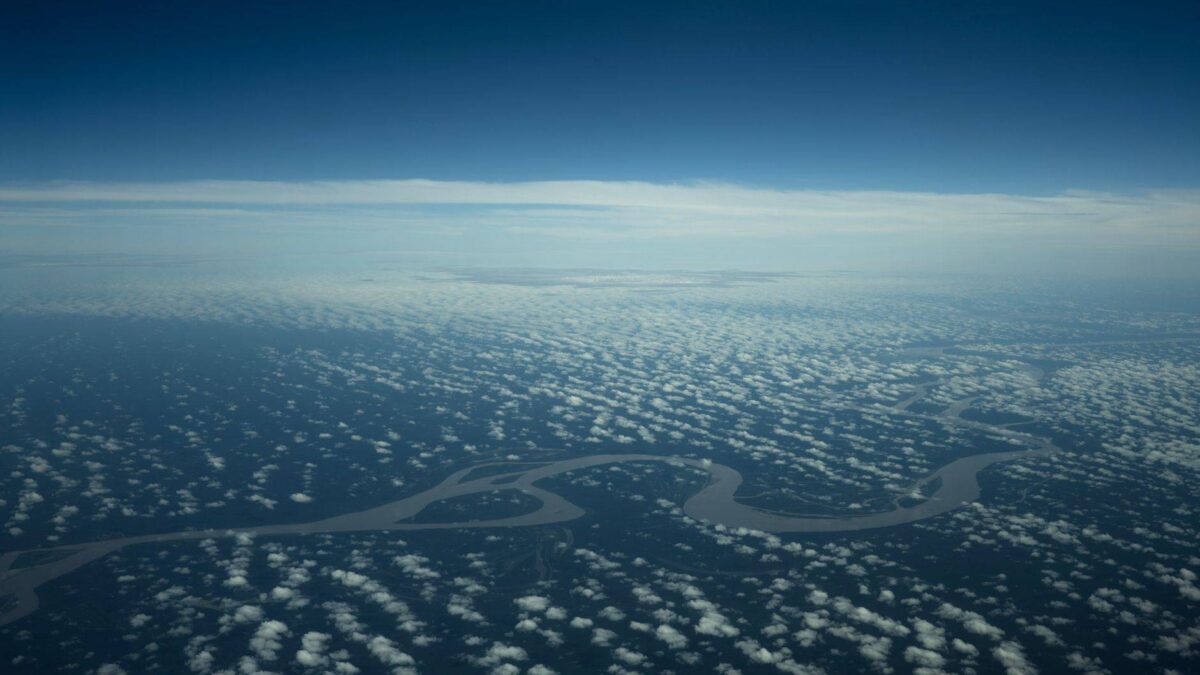 Vista aérea de área de desmatamento na Amazônia ao lado de floresta preservada