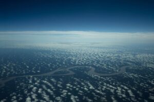 Vista aérea de área de desmatamento na Amazônia ao lado de floresta preservada