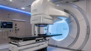 Equipamento de terapia de prótons FLASH para tratamento rápido e preciso de câncer em ensaio clínico.
