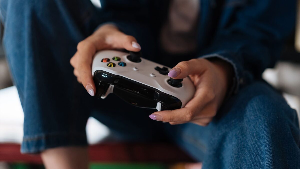 Criança pré-escolar jogando videogame, ilustrando a relação entre videogame e atenção infantil.