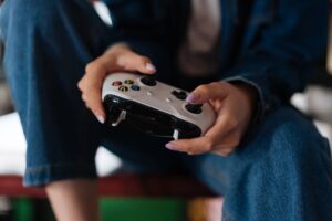 Criança pré-escolar jogando videogame, ilustrando a relação entre videogame e atenção infantil.