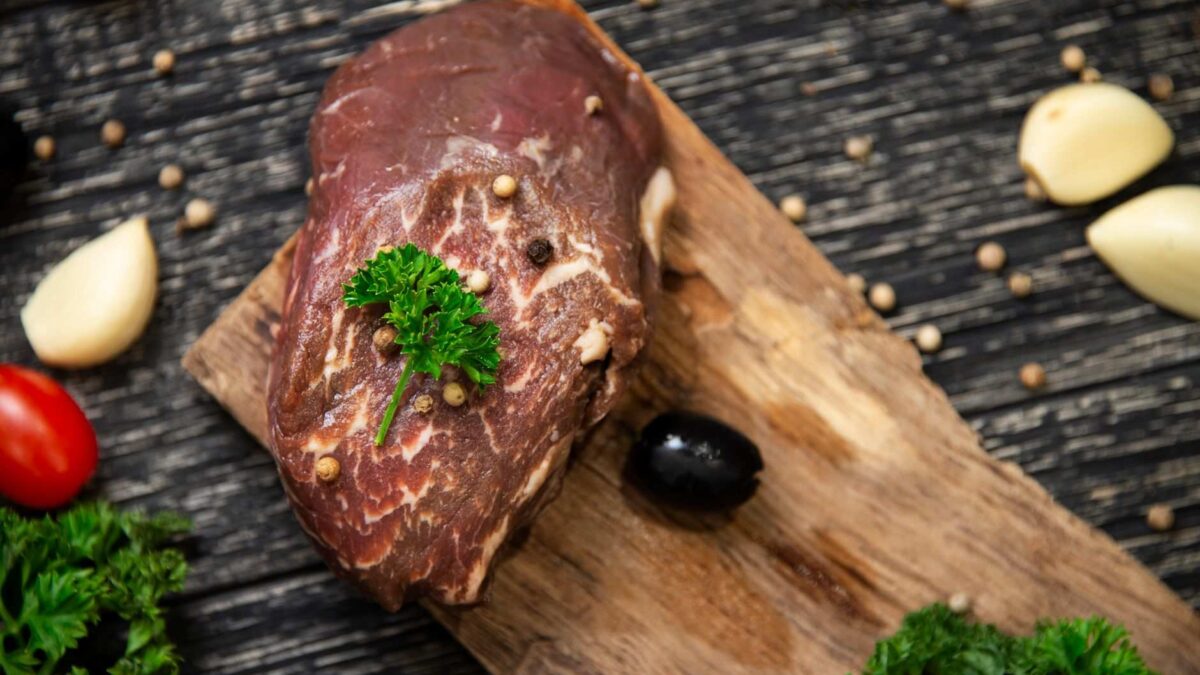 Corte de carne vermelha crua, alimento associado a maior risco de diabetes tipo 2 em estudo