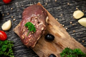 Corte de carne vermelha crua, alimento associado a maior risco de diabetes tipo 2 em estudo