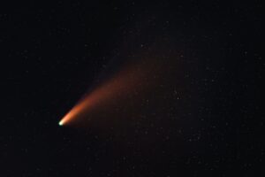 Cometa com cauda luminosa atravessando um céu estrelado, imagem ilustrativa (não é o 3I/ATLAS)