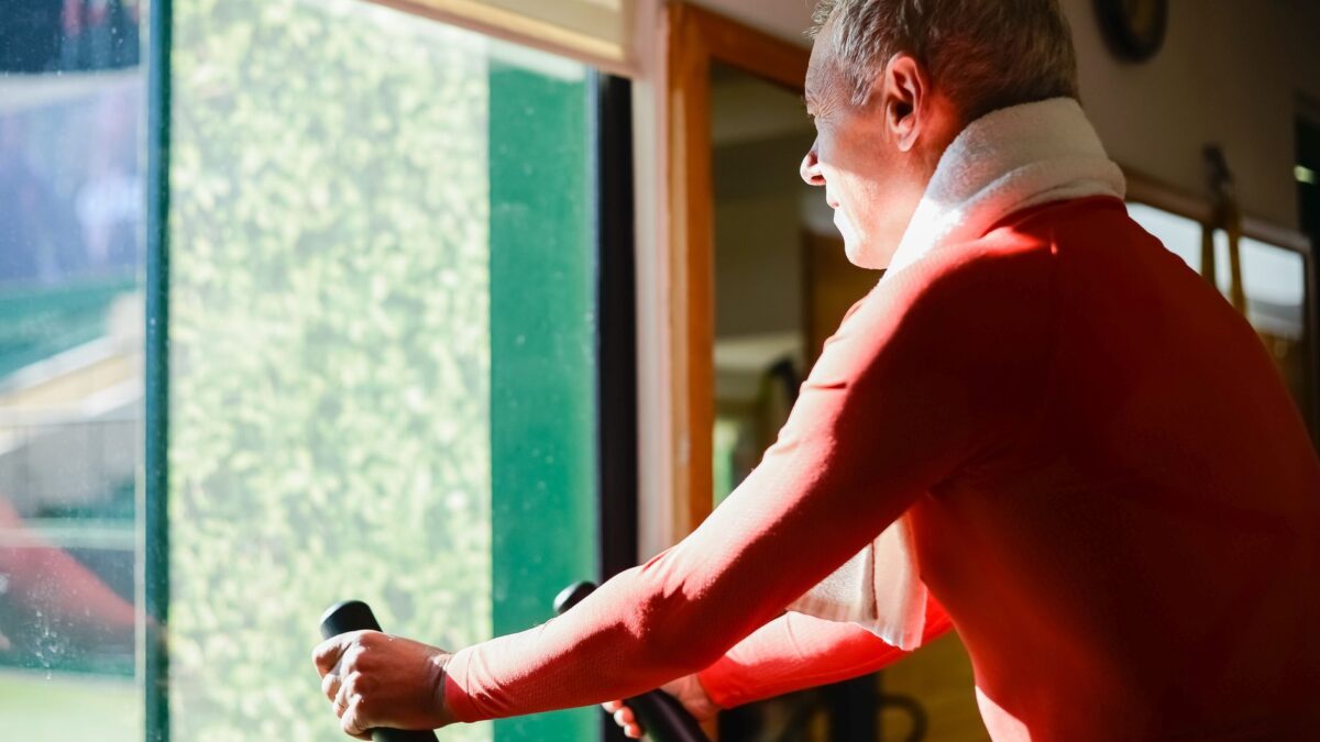 Idosos treinando força em academia: dieta vegetariana e massa muscular em estudo
