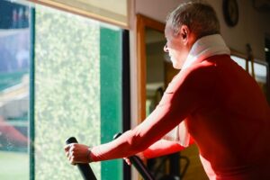 Idosos treinando força em academia: dieta vegetariana e massa muscular em estudo
