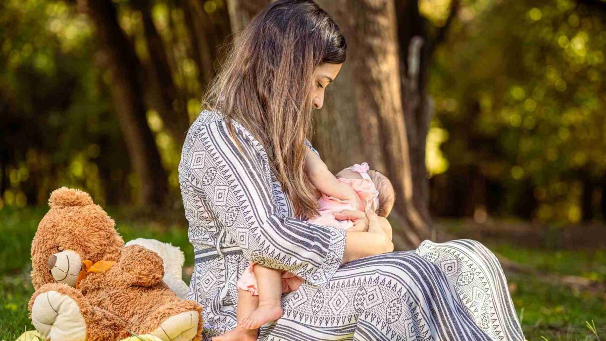 Mãe amamentando bebê: estudo mostra aumento das vitaminas no leite materno com suplementos