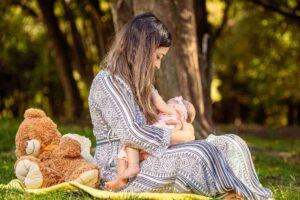Mãe amamentando bebê: estudo mostra aumento das vitaminas no leite materno com suplementos